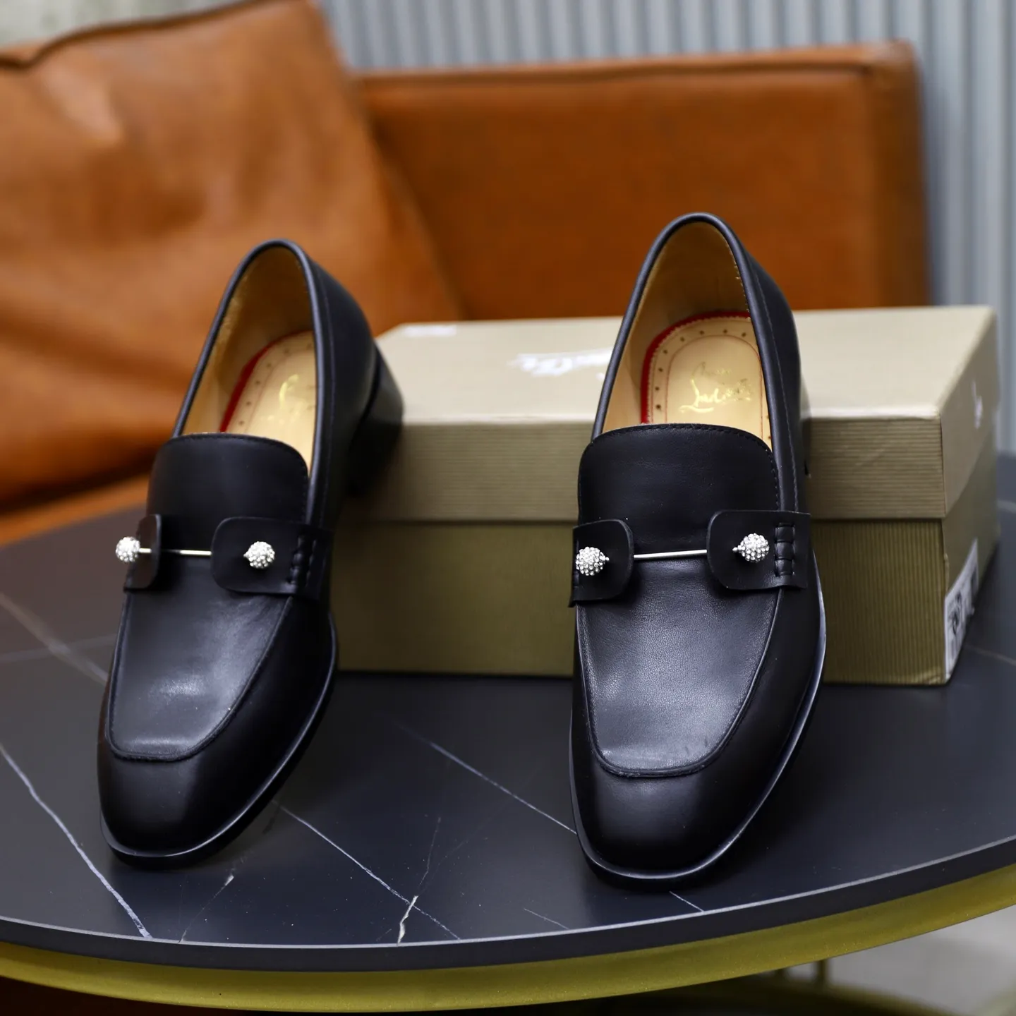 Ex-factory price: 680💰Christia*.Loubouti*🆑High-end men’s business formal leather shoes｜Classic red sole shoes｜Original imported first-layer cowhide｜Water-dyed cowhide lining｜Italian imported red rubber outsole｜High-end luxury｜Perfect interpretation of fashion, sunshine, style, suitable for various occasions Size: 38-44 (customized for 45, 46, 47)